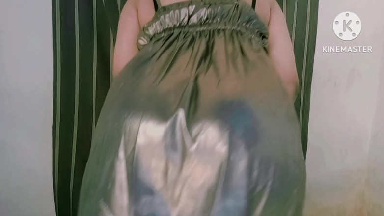 Ankurpriya000: Priya yengenin banyo videosu sosyal medyada viral oluyor.