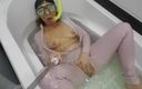 Larisa Cum: Я в бежевому латексному костюмі та масці, граю у ванні з водою!