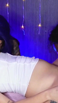 Cel mai tare spectacol de lins de pizdă pentru lesbiene cu părul vopsit
