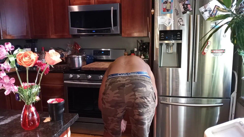 Kennie Jai: Kennie Jai se branle dans la cuisine et prend le...
