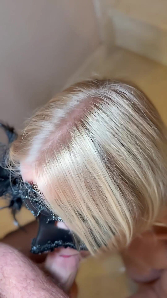Sugar Blonde XO: Tina đi giày cao gót, đồ lót và vớ đen, thủ dâm Loulou...