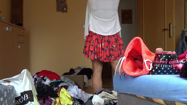 Leon Lambert Girls Twerk Parties CFNM: Awek comel dalam t-shirt besar di atas katil