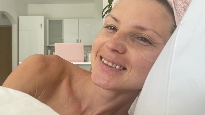 Gina Gerson: Routine mattutina in solitaria