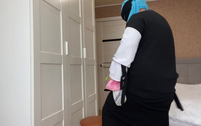 Lux Eva: Istri Arab berhijab lagi asik muasin memeknya pakai mainan seks...