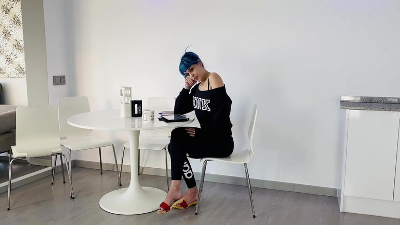 Candystart Videos: Strângându-se și atârnând la birou