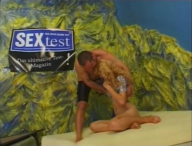 German amateur - 100% German hardcore videos: Блондинка-тінка трахає потворного старого ботаніка