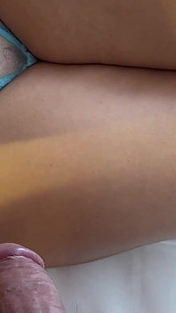 All Natural peituda rabuda curvilínea e peituda linda puta faz pau gozar em suas roupas