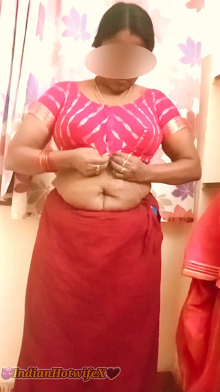 RenuRaj: ภรรยาทมิฬอวบหื่นลาถา โชว์ผ้าซารีเปลือยยั่วๆ แล้วโรแมนติกกับเพื่อนสามีที่ชอบดู