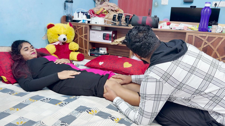 Vaishnavysharunraj: Urut kaki awek Bos Malayali oleh kakitangan lelaki