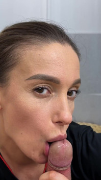 Gorge profonde mouillée par une fille sexdater.