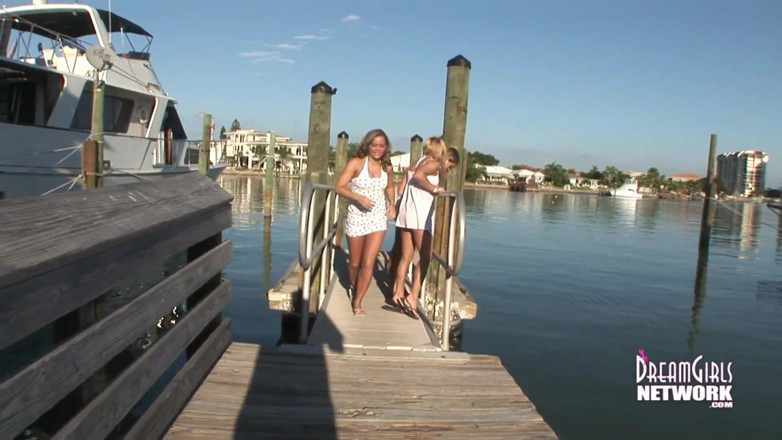 Dream Girls: Des ados et une amie sexy s'exhibent à Tampa