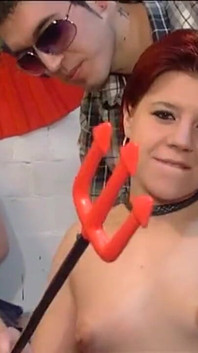 Ragazze mature al guinzaglio succhiano e scopano in un'orgia di gruppo selvaggia