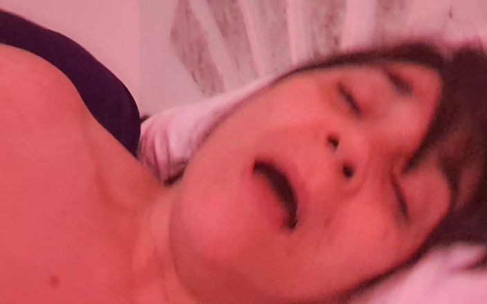 Mommy big hairy pussy: 手在她的熟女嘴里