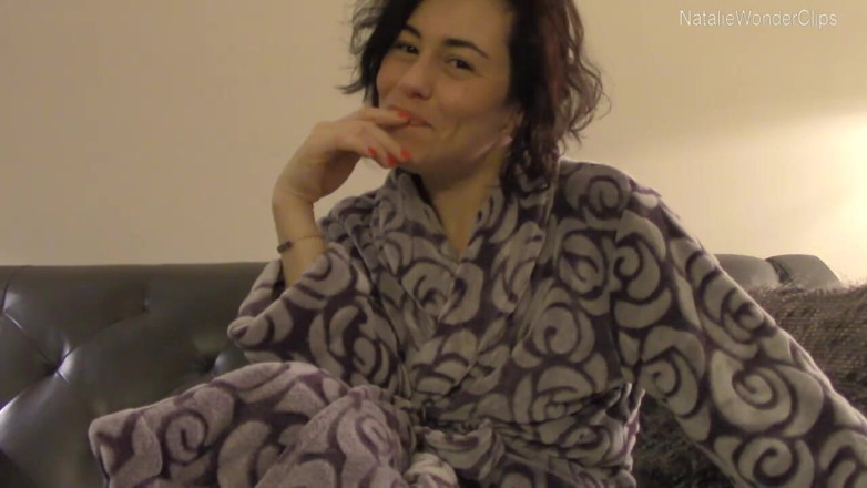 Natalie Wonder: 섹시한 새엄마를 설득해 웹캠으로 스트립하는 대학생 배다른 아들