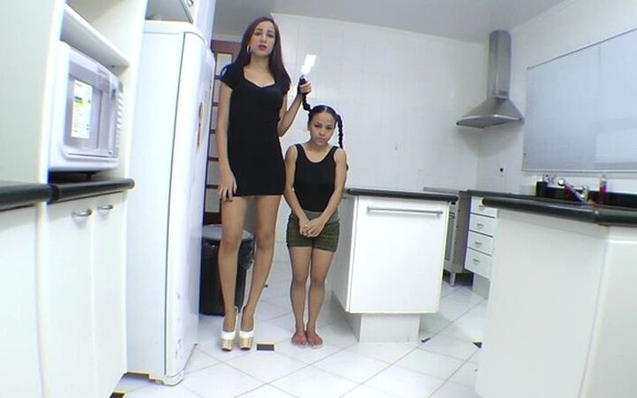 MF Video Brazil: Dominacja gigant kontra dodatkowa mini dziewczyna - Ana Claudia And Mini...