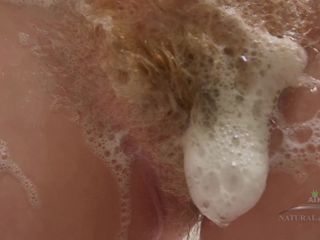 ATK Hairy: O prindem pe Tegan făcând un duș în acest clip sexy.
