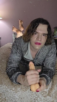 Nonbinary femboy poz yaparken biraz gırtlak eğitimi yapıyor