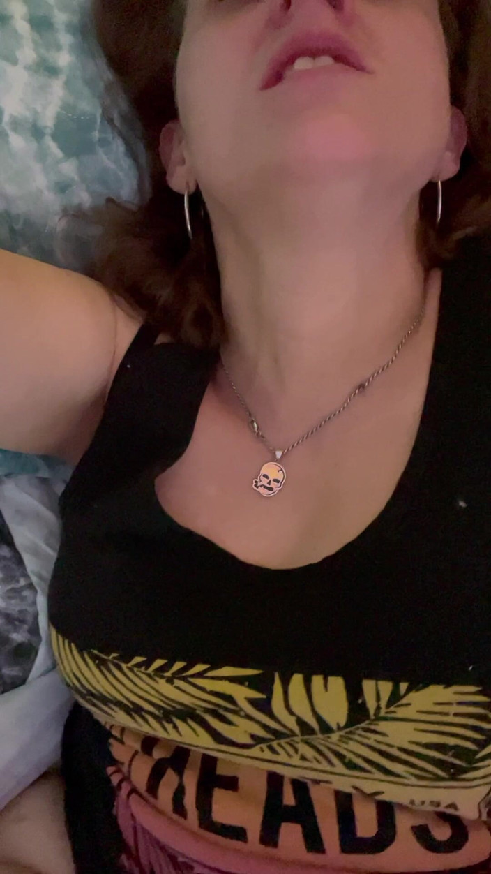 Suzy Wylde: あんなに小さな布のあの女たち