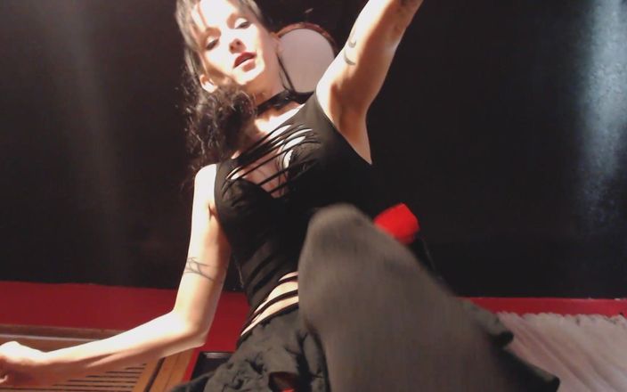 Pandora SG: Goth foot stomping 2 - tôn sùng váy mini
