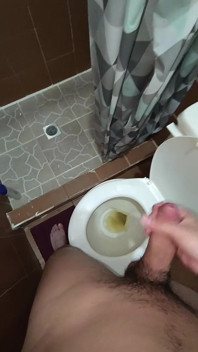 Zwei Spritzer Sperma im Toilettenurin