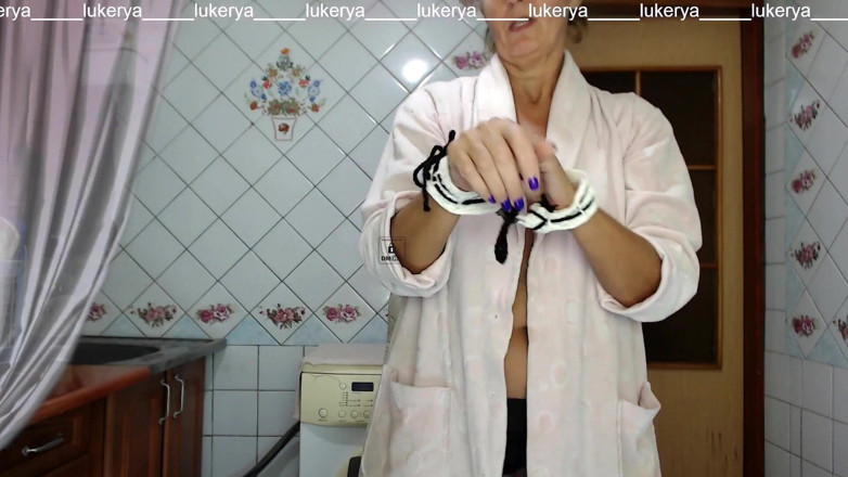Lukerya: Gorąca gospodyni Lukerya w kuchni w szlafroku