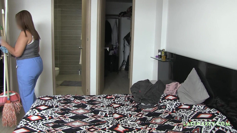 Time traveler: Tante seksi membiarkan bosnya yang gagah nyepong kontol di toket...