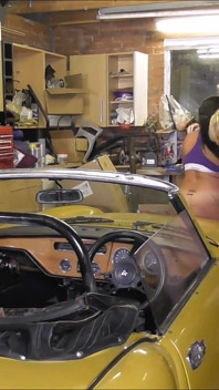 Heiße MILfs werden von automechaniker gefickt