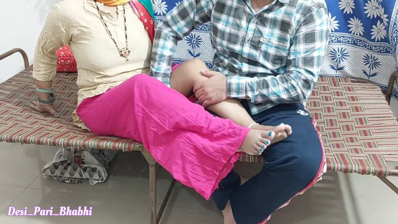 Desi Pari Bhabhi: Hermosa india madrastra tiene coño y culo follada duro por...