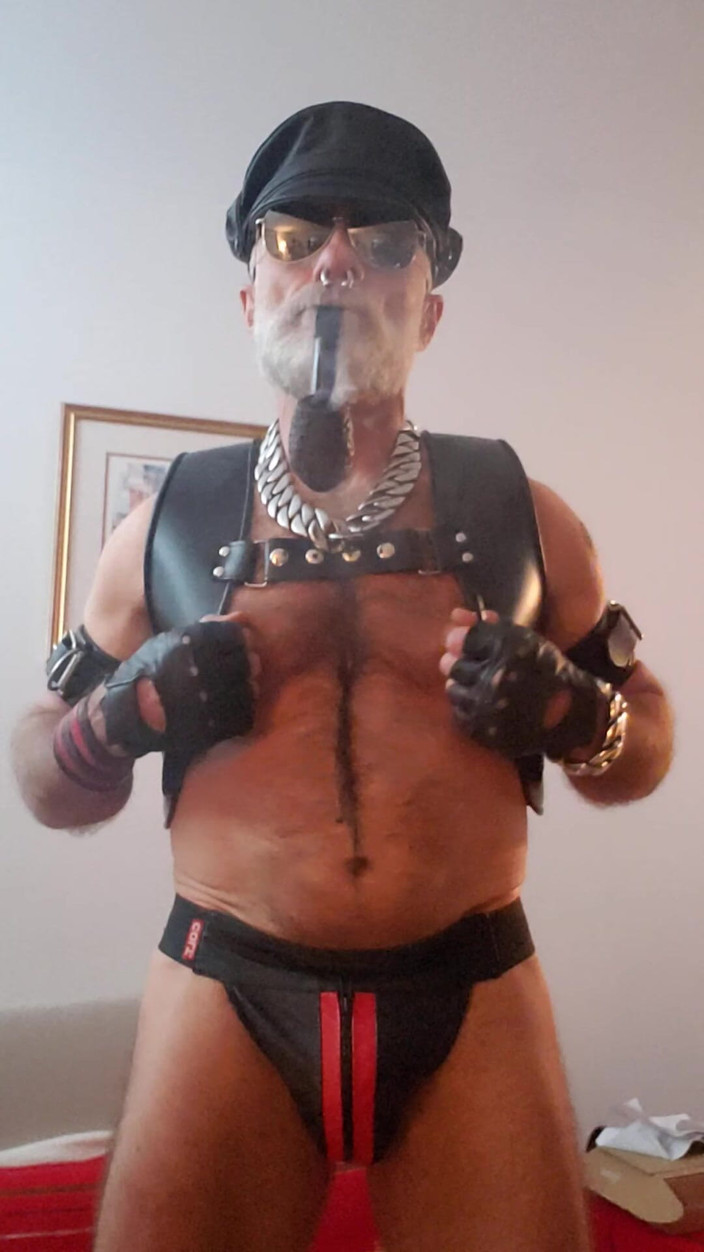 Muscles Cigar FFPig: Mẹ kế điếu xì gà thưởng thức ống với một cặp núm...