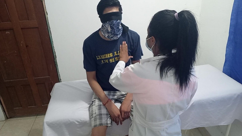 NEGRITA SEXY: Tôi đưa con trai riêng của tôi đến một trung tâm mát-xa để...