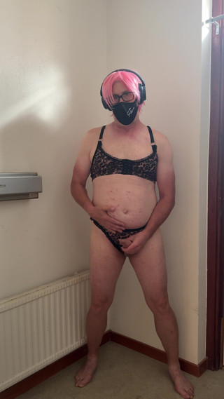 Julia Cd Sweden: Повія в рожевому грає і мастурбує, поки не кінчить