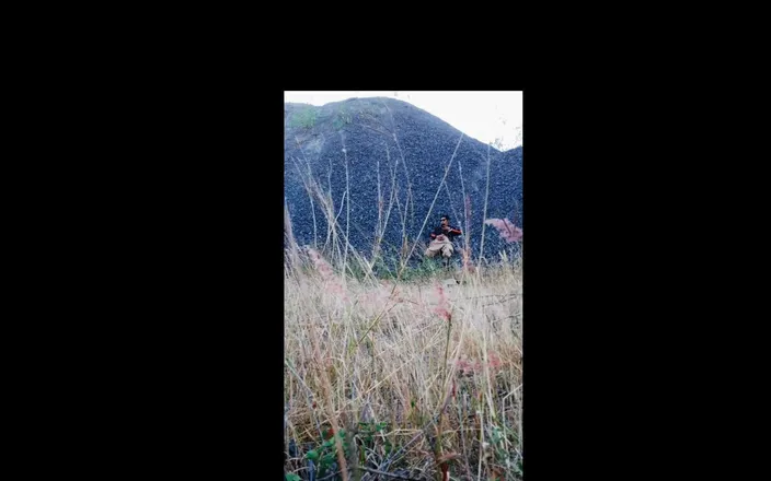 213san: Security Guard in Free Field Talks to His Girlfriend Until...