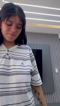 Une gouvernante séduit un jeune latino pour qu’il la baise et lui éjacule dans la chatte