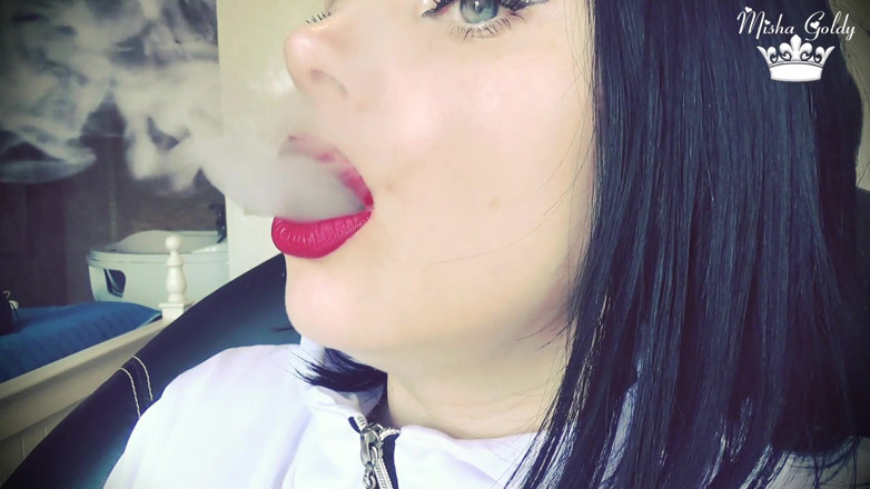 Goddess Misha Goldy: Rauch von dunkeln roten dicken lippen
