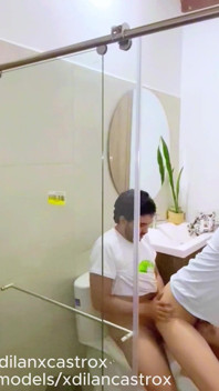 귀엽고 배고픈 년을 먼저 입으로, 그리고 그다음 엉덩이에 먹이고,