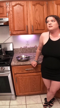 Madrasta recebe na cozinha de seu enteado após o divórcio