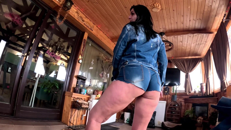 MilfyCalla: Kowboj dokucza w obcisłym jeansie - goła klatka piersiowa, krótkie szorty...