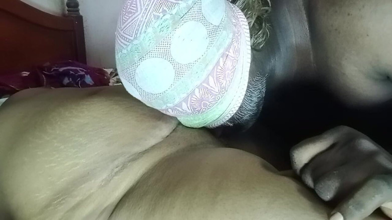 Tamil Anti Uma: В моей деревне, когда я был один дома с падчерицей моей мачехи, я присоединялся к ней, лизал и пробует ее киску.