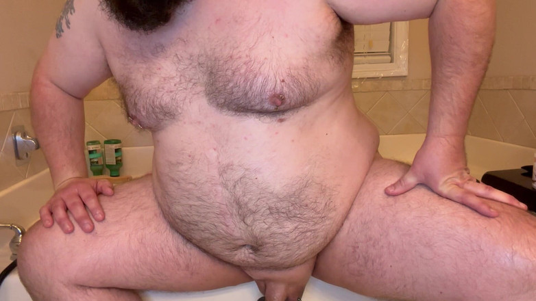 Chubby Freak: Tombul baba sakso oyuncağını ve göt tıkacını kullanarak okşuyor