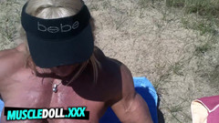 MuscleDoll: Vücut geliştirme MILF