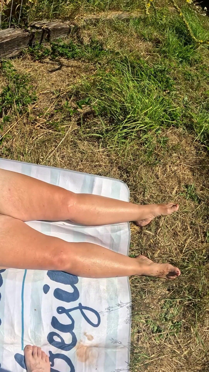 Homesteadmama: Nahé opalování. Opravdu chci povzbudit ostatní, aby šli offline a užívali...