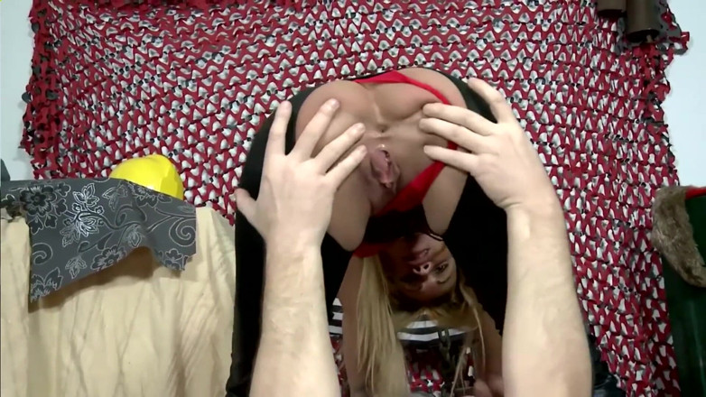 Italian hot scout and friends: Une femme salope trompe son mari avec le plombier