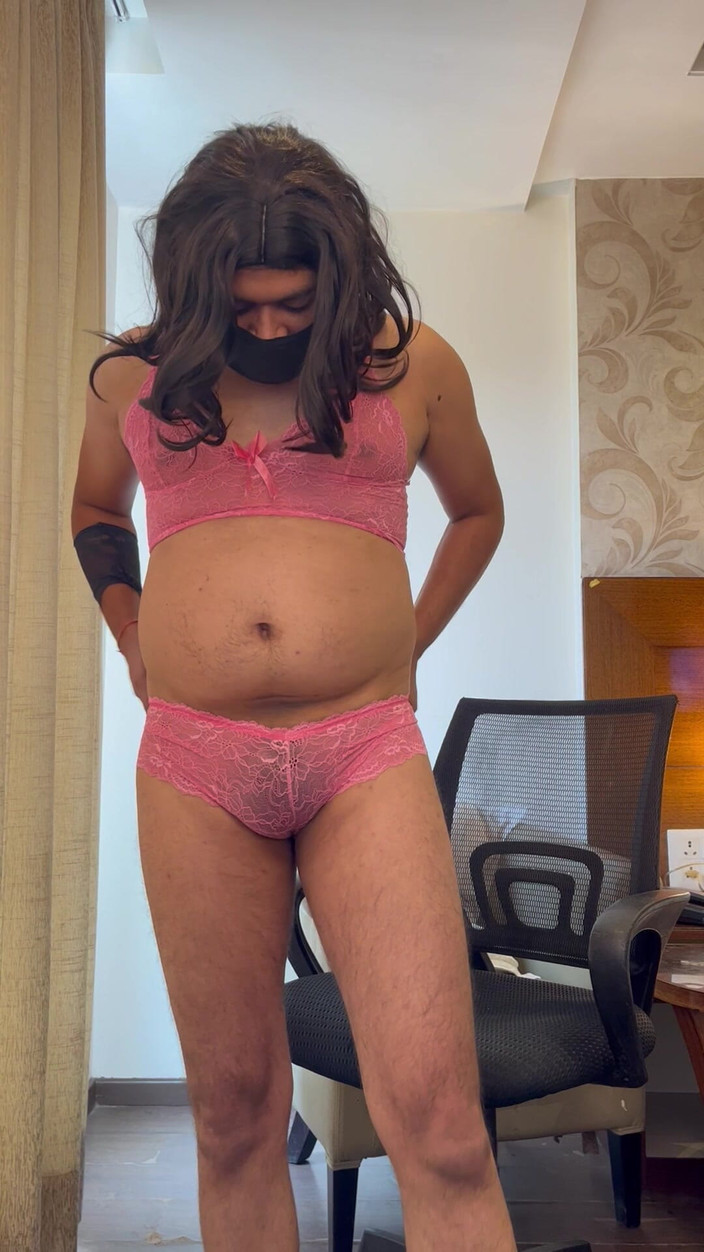 Jessica Leone: Jessica stript en draagt rode lingerie en speelt met een...