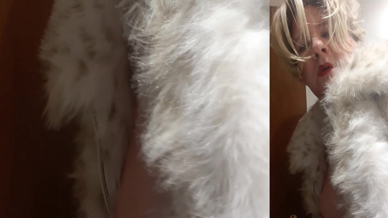 Trans fur bitch: Transweekdayfurslut показує цицьки, дупу і член у білих фальшивомонетниках