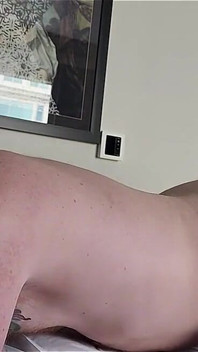 Der Behaarte Papi-bär Besamt Mich Gut Auf Dem Bett Und Dann Gegen Das Hotelfenster