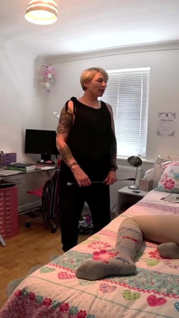 Ciocia fedup daje leżącym Alisha bicie plonów