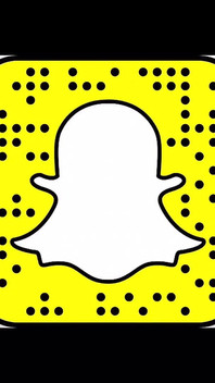 Une petite amie infidèle avec un arc sexy attend une bite