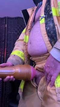 นักดับเพลิงสนุกกับ Fleshlight แล้วแตก