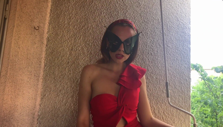 Petit Papillon Noir: La ragazza elegante fa un pompino rischioso sul balcone