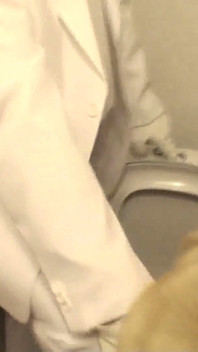 Un couple coquin s’amuse avec son esclave